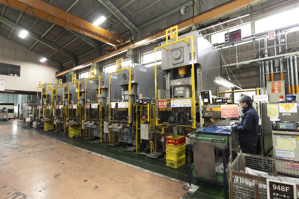R1ライン:150t×5台+200t×2台(計7台)ロボットライン